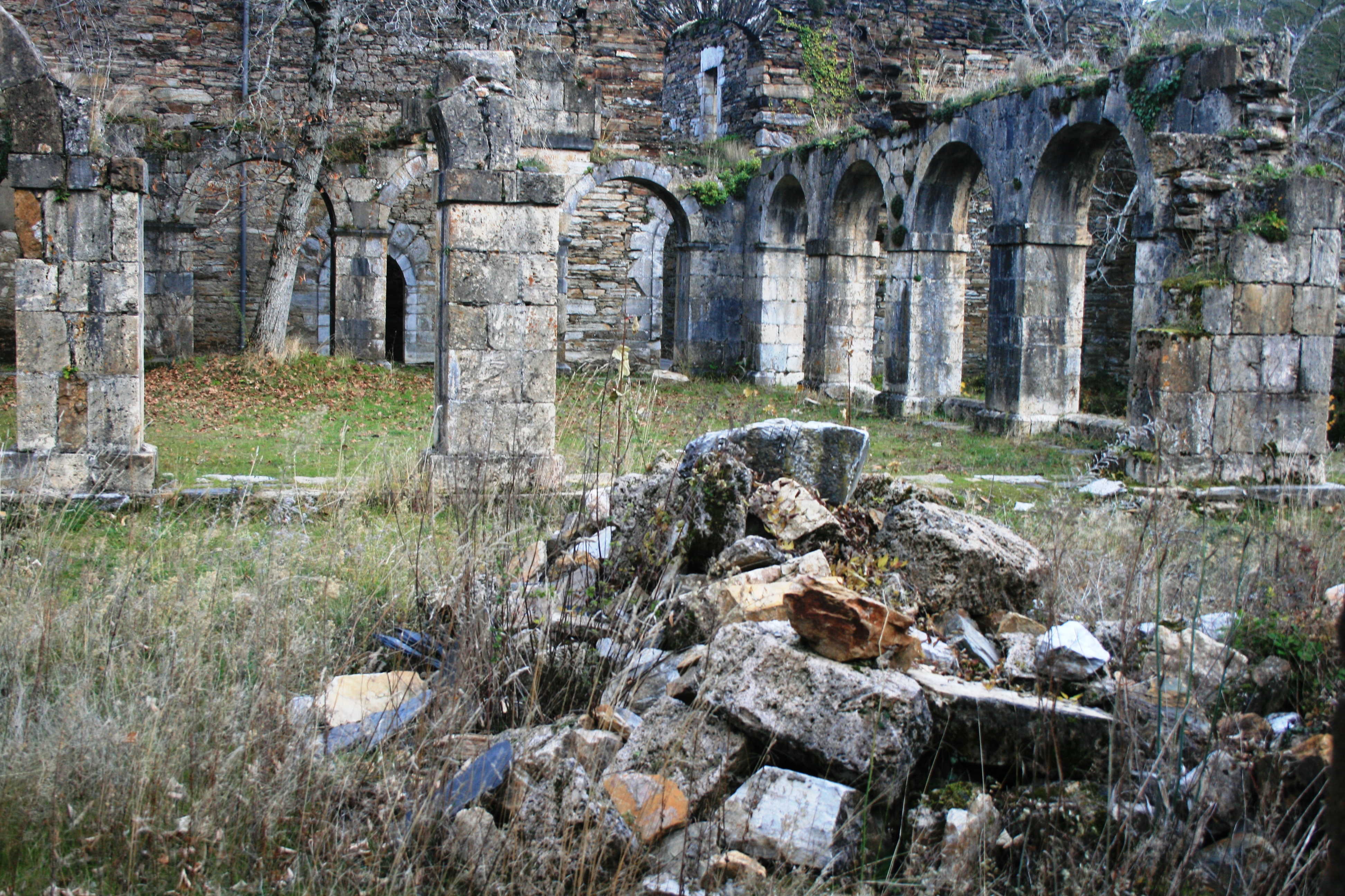 Ruinas del claustro (siglo XVII) del Monasterio de San Pedro de Montes en El Bierzo, León, España. © Miguel Busto