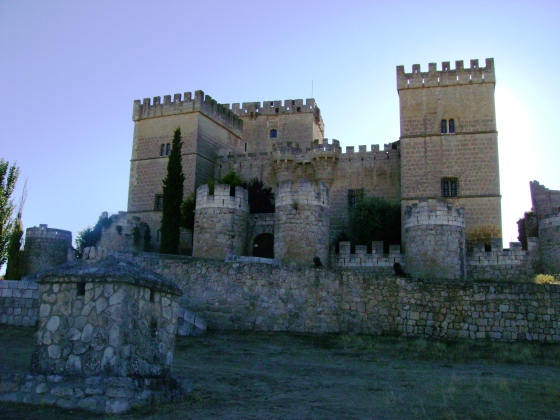 Castillo de Ampudia (Palencia, Castilla y León), fechado en el siglo XV y con una restauración particular. 